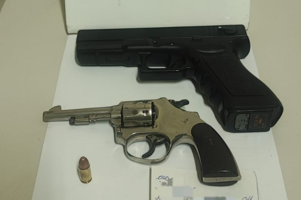 Durante a varredura, a equipe encontrou uma muni&ccedil;&atilde;o 9mm, um rev&oacute;lver calibre .22 e um simulacro de pistola no terreno