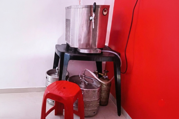 Os criminosos subtra&iacute;ram uma chopeira, um cortador de frios fatiador de queijo da marca Gural, em inox, al&eacute;m de duas barras de queijo mussarela