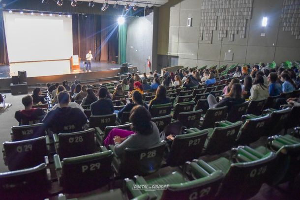 A capacita&ccedil;&atilde;o &eacute; conduzida pelo psic&oacute;logo Victor Tardem Delefrati, mestre pela Universidade de S&atilde;o Paulo (USP)