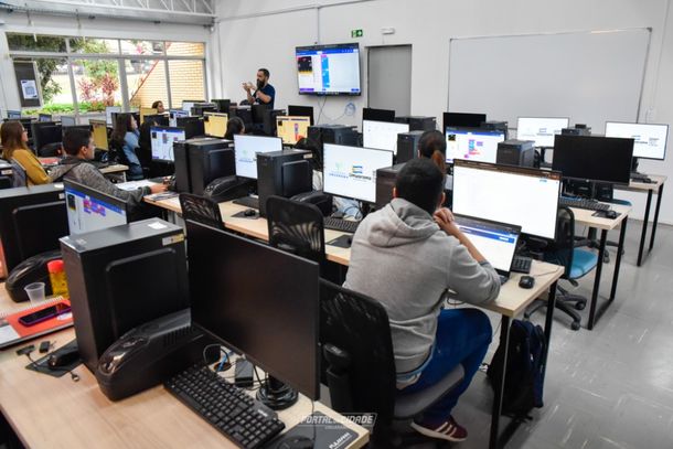 Rede municipal de Umuarama recebe forma&ccedil;&atilde;o em rob&oacute;tica no Technopark