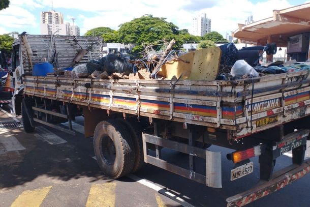 Para garantir a coleta foram destacados 16 caminh&otilde;es da frota pr&oacute;pria do munic&iacute;pio e tamb&eacute;m terceirizados