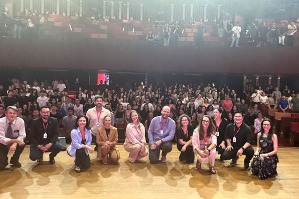 Evento em Umuarama reuniu estudantes de primeiro e segundo semestres do presencial no Teatro Neiva Pavan Machado Garcia