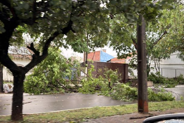 A Prefeitura de Perobal mant&eacute;m equipes mobilizadas para atender &agrave;s ocorr&ecirc;ncias e prestar assist&ecirc;ncia &agrave; popula&ccedil;&atilde;o