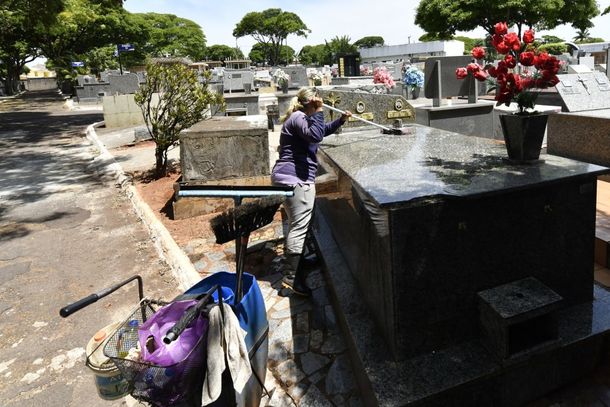 Com a movimenta&ccedil;&atilde;o de Finados se aproximando, a recomenda&ccedil;&atilde;o &eacute; que familiares antecipem a limpeza e eventuais reparos nos jazigos
