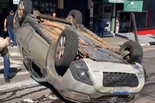 Com a for&ccedil;a do impacto transversal entre os autom&oacute;veis, um dos utilit&aacute;rios acabou tombando e capotando na via p&uacute;blica