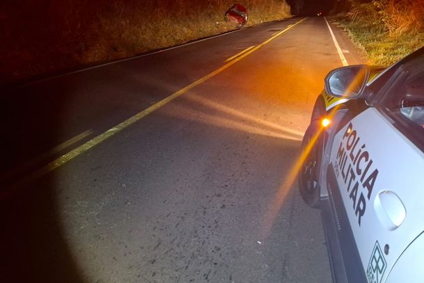 O carro cruzou a pista, saiu pela margem esquerda da rodovia e capotou
