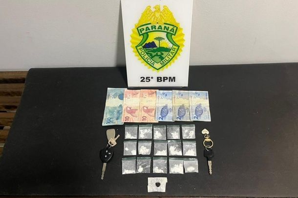Pepelotes de coca&iacute;na e dinheiro foram apreendidos na resid&ecirc;ncia