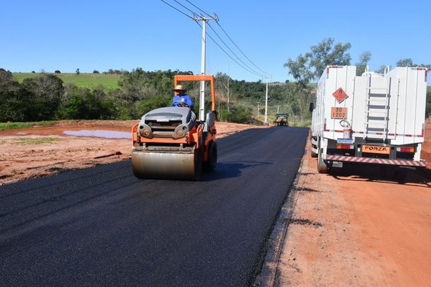 Segundo o prefeito, a obra &eacute; realizada sem custos para os propriet&aacute;rios rurais lindeiros &agrave; estrada.