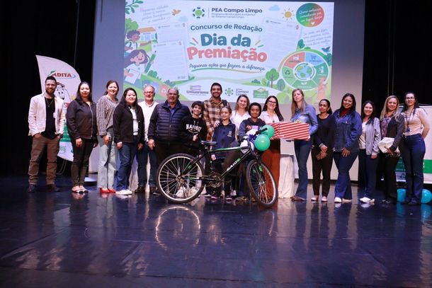 A cerim&ocirc;nia foi realizada no teatro do Centro Cultural Vera Schubert, em Umuarama