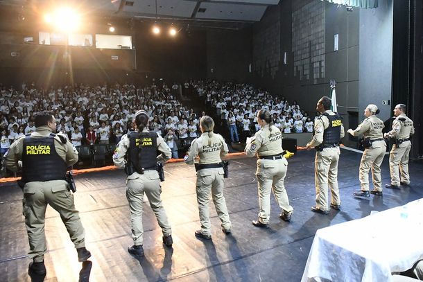 A cerim&ocirc;nia contou com a presen&ccedil;a de estudantes, equipes escolares, familiares e profissionais envolvidos