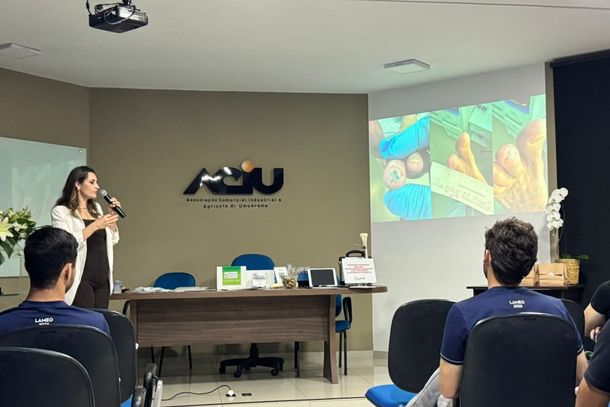 A enfermeira estomaterapeuta Veniangeli Bocardi abriu o encontro abordando tipos de les&otilde;es, tratamentos, procedimentos e estudos de casos