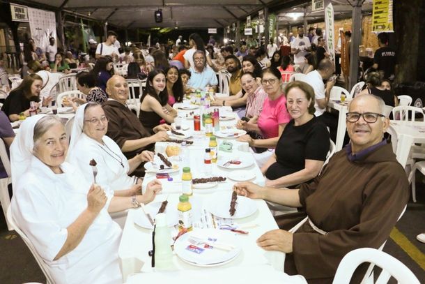 A programa&ccedil;&atilde;o religiosa come&ccedil;a com a Novena, celebrada diariamente entre 25 de setembro e 3 de outubro, na Igreja Matriz
