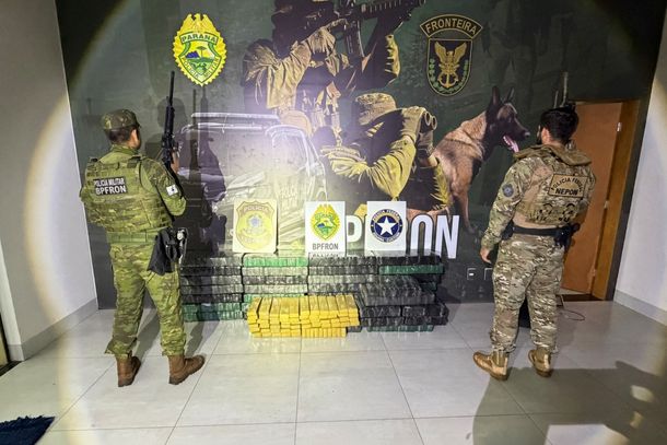 Os agentes encontraram diversos fardos contendo maconha. Ap&oacute;s a pesagem, a quantidade totalizou 409,5 quilos 