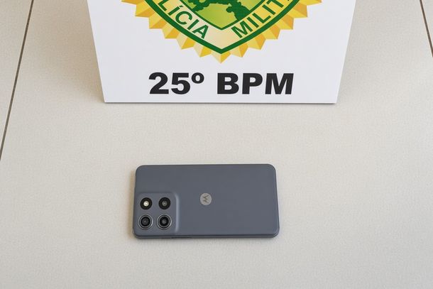 Aparelho Motorola G15 cinza recuperado pela PM