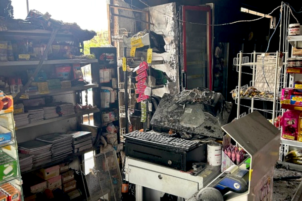 Estrago ocasionado pelo inc&ecirc;ndio no interior do estabelecimento comercial