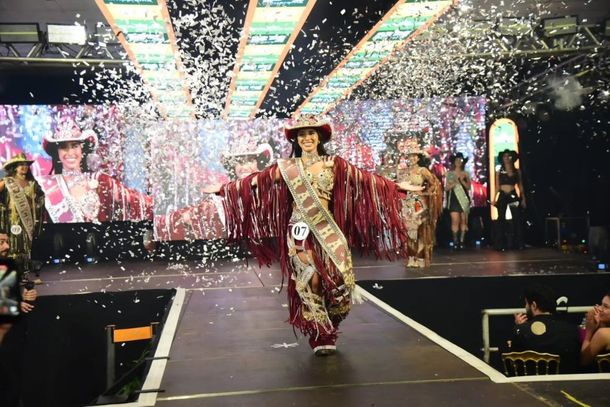 Na edi&ccedil;&atilde;o de 2026, Mikaela Romero, de 20 anos, foi coroada Rainha da Expo Umuarama em concurso realizado no Recinto de Leil&otilde;es Pedro Lino Gaiari