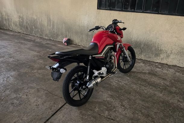 Moto Honda CG 160 Titan vermelha foi recolhida ao p&aacute;tio do 25&ordm; BPM
