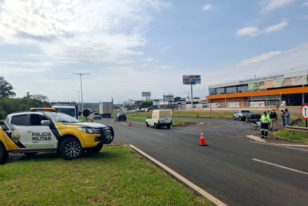 O acidente aconteceu por volta das 7h40 e envolveu uma moto Honda CBX 250 Twister e uma picape Fiat Strada