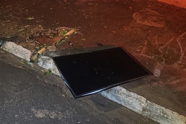 Uma televis&atilde;o de 50 polegadas foi arremessada para a cal&ccedil;ada