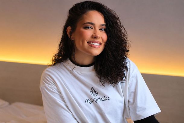 Clayra Coutinho integrou por anos a comunidade musical Colo de Deus, onde colaborou em produ&ccedil;&otilde;es que se tornaram refer&ecirc;ncia na m&uacute;sica cat&oacute;lica brasileira