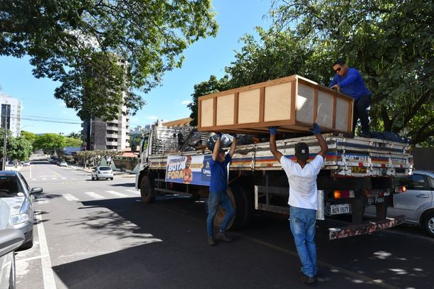 Prefeitura orienta descarte na cal&ccedil;ada at&eacute; as 8h da manh&atilde;; iniciativa soma 16 caminh&otilde;es em opera&ccedil;&atilde;o