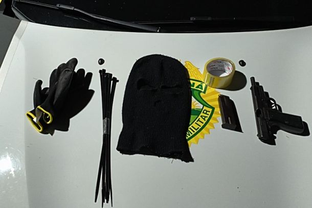 Durante a vistoria no ve&iacute;culo, os agentes apreenderam um kit de materiais comumente empregados em execu&ccedil;&otilde;es