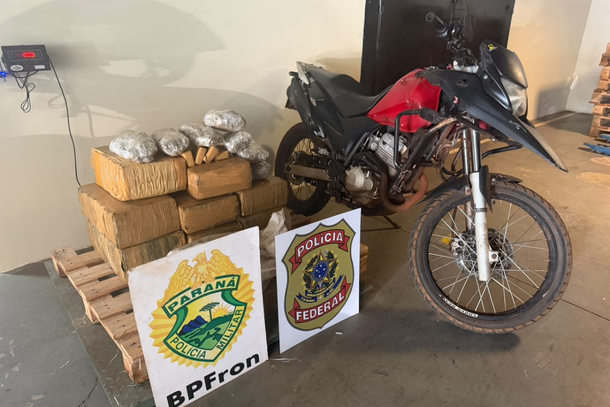 Todo o material apreendido, juntamente com o ve&iacute;culo, foi encaminhado &agrave; Delegacia da Pol&iacute;cia Federal em Gua&iacute;ra