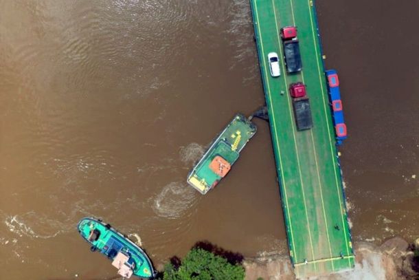 Enquanto a ponte permanece interditada, balsas continuam realizando a travessia pelo Rio Piquiri