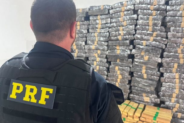 Na caminhonete abandonada , a PRF apreendeu mais de uma tonelada e meia de droga