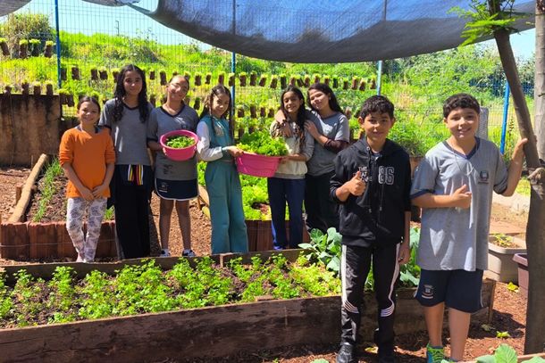 Al&eacute;m do cultivo de alimentos, o projeto aborda temas como reaproveitamento de res&iacute;duos, compostagem, produ&ccedil;&atilde;o de alimentos e responsabilidade ambiental