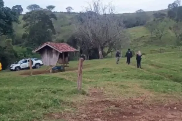Segundo a Pol&iacute;cia Militar, ele estava armado com uma espingarda calibre 12 carregada e tamb&eacute;m carregava muni&ccedil;&otilde;es adicionais
