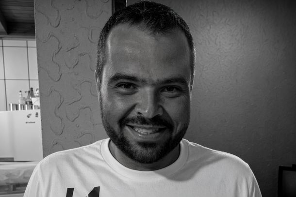 Familiares e amigos se despedem do advogado na manh&atilde; desta quarta