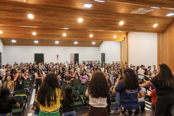 Decolores busca apresentar aos participantes a possibilidade de viver a juventude com alegria e autenticidade, tendo Jesus Cristo como refer&ecirc;ncia