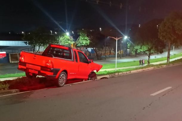 Picape acabou atingindo o eixo traseiro esquerdo de um caminh&atilde;o estacionado e teve danos expressivos na parte frontal