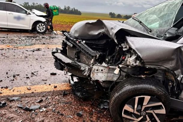 Colis&atilde;o entre T-Cross e Onix ocorreu por volta das 17h30 de quarta (21); a rodovia ficou interditada nos dois sentidos durante o atendimento