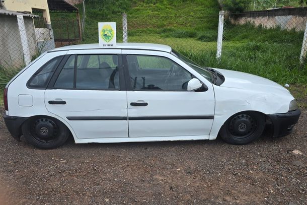 Os policiais constataram que o motorista, de 23 anos, n&atilde;o possu&iacute;a CNH e n&atilde;o era o propriet&aacute;rio do ve&iacute;culo abordado durante o patrulhamento