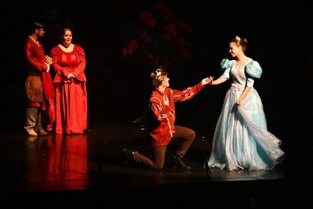 Cia de Teatro Encena conta hoje com quase 100 jovens em seu elenco, distribu&iacute;dos em grupos com trabalhos diferentes