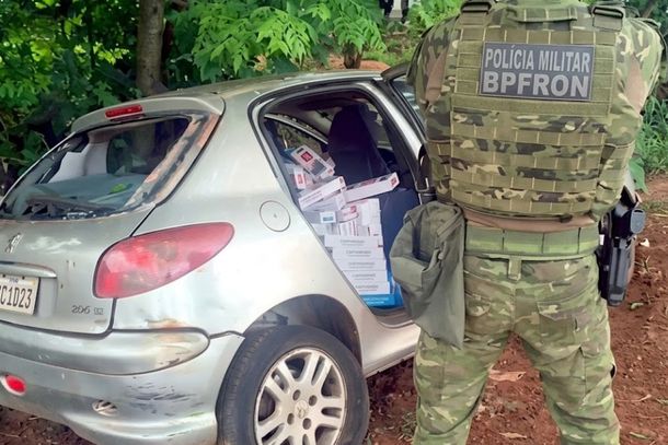 Na vistoria do ve&iacute;culo, os policiais encontraram uma carga de cigarros de origem paraguaia
