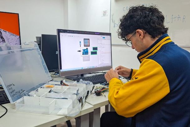Ao longo da forma&ccedil;&atilde;o, os estudantes desenvolvem conhecimentos t&eacute;cnicos em inform&aacute;tica, racioc&iacute;nio l&oacute;gico e compet&ecirc;ncias digitais