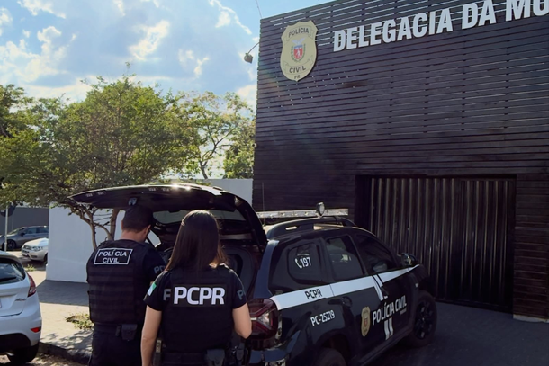 O investigado responde pelos crimes de persegui&ccedil;&atilde;o, viol&ecirc;ncia psicol&oacute;gica contra a mulher, amea&ccedil;a, porte ilegal de arma de fogo e viola&ccedil;&atilde;o de domic&iacute;lio