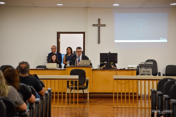A acusa&ccedil;&atilde;o sustentou que o homic&iacute;dio foi cometido por motivo f&uacute;til e com recurso que dificultou a defesa da v&iacute;tima