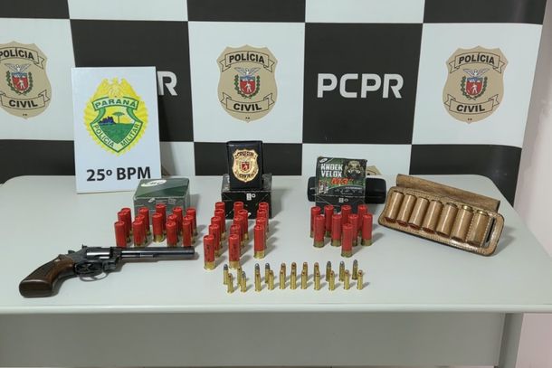 Durante as buscas no im&oacute;vel, os policiais localizaram um rev&oacute;lver calibre .38 e 66 muni&ccedil;&otilde;es dos calibres 12, 28 e .38