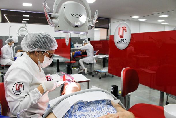 Odonto Day permite que os participantes vistam o jaleco, fa&ccedil;am atividades pr&aacute;ticas e conhe&ccedil;am a estrutura do curso de Odontologia