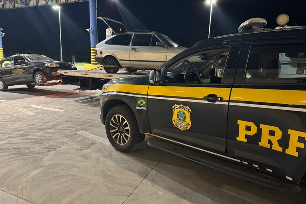 A mercadoria era transportada em um VW/Gol e um Fiat/Palio, que trafegavam em comboio pela rodovia no momento da abordagem