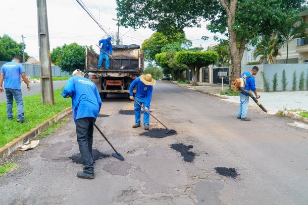 Equipes da Secretaria de Obras atuam em ruas e avenidas da cidade; servi&ccedil;os continuam neste s&aacute;bado e nos pr&oacute;ximos dias de tempo firme