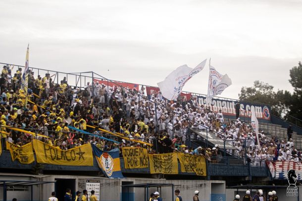 Jogo entre Igua&ccedil;u e Paran&aacute; Clube realizado em junho de 2023 no est&aacute;dio Antiocho Pereira 