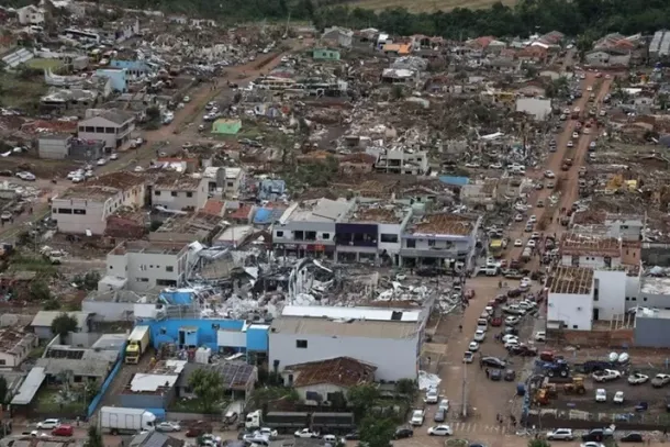 Vis&atilde;o a&eacute;rea do munic&iacute;pio de Rio Bonito do Igua&ccedil;u, no Paran&aacute;, ap&oacute;s tornado.