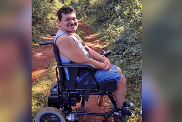 Com cadeira deteriorada, Paulinho conta com solidariedade da comunidade para seguir se locomovendo