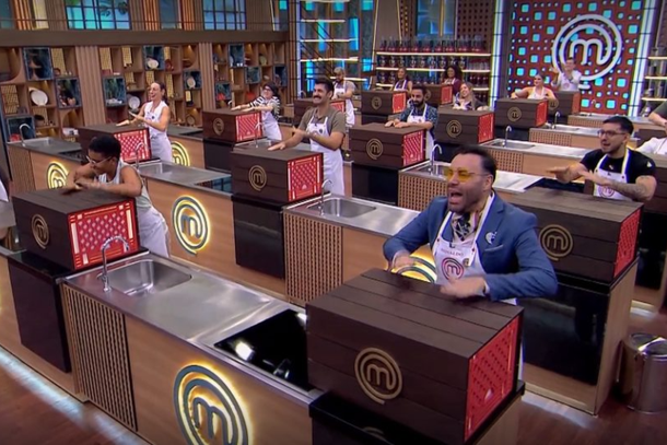 Reinaldo Bockor (&agrave; direita, de terno azul) segue na disputa do MasterChef Brasil.