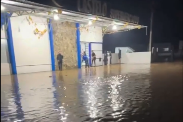 &Aacute;gua tomou conta de rua no centro da cidade